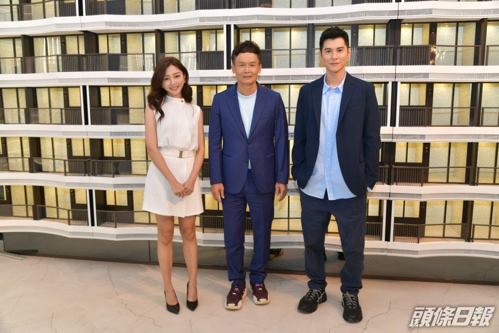 衛詩雅陳家樂（右）與恒基物業代理有限公司營業(一)部總經理林達民先生合照。